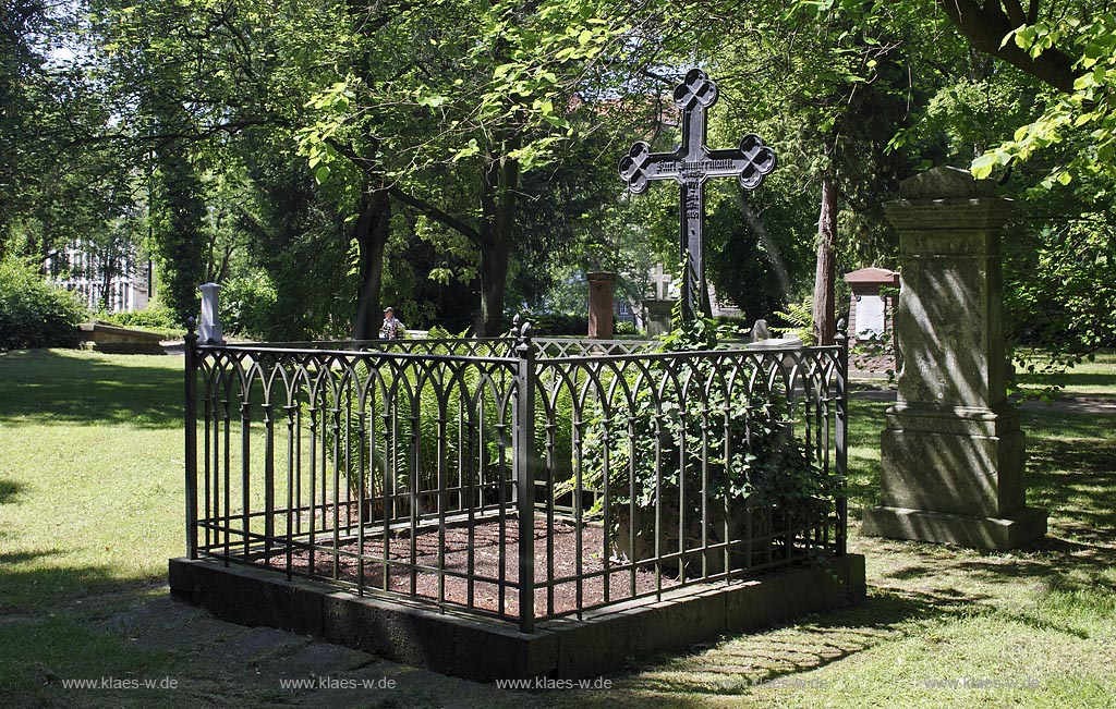 Duesseldorf Golzheim Golzheimer Friedhof, eine der bedeutendsten Gruenanlagen der Stadt Duesseldorf, Grabmal des Landgerichtsrats, Dichters und Theaerintendanten Karl Immermann  ; Duesseldorf-Golzheim, Golzheim cemetery, one of the most important parks, green spaces of Duesseldorf; Grave of Karl Immermann