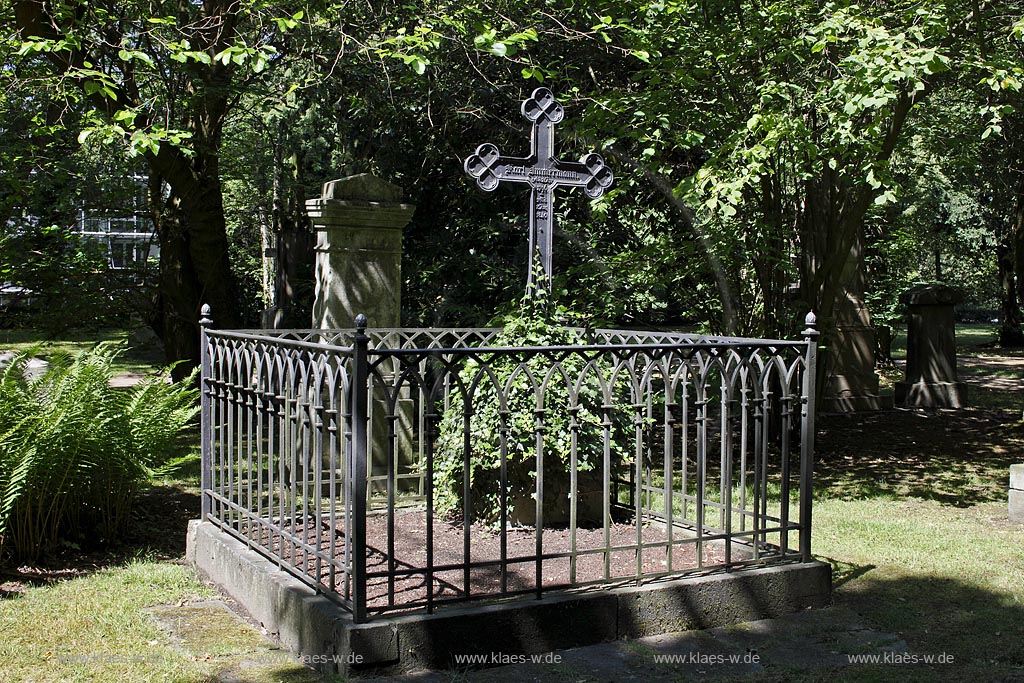 Duesseldorf Golzheim Golzheimer Friedhof, eine der bedeutendsten Gruenanlagen der Stadt Duesseldorf, Grabmal des Landgerichtsrats, Dichters und Theaerintendanten Karl Immermann  ; Duesseldorf-Golzheim, Golzheim cemetery, one of the most important parks, green spaces of Duesseldorf; Grave of Karl Immermann