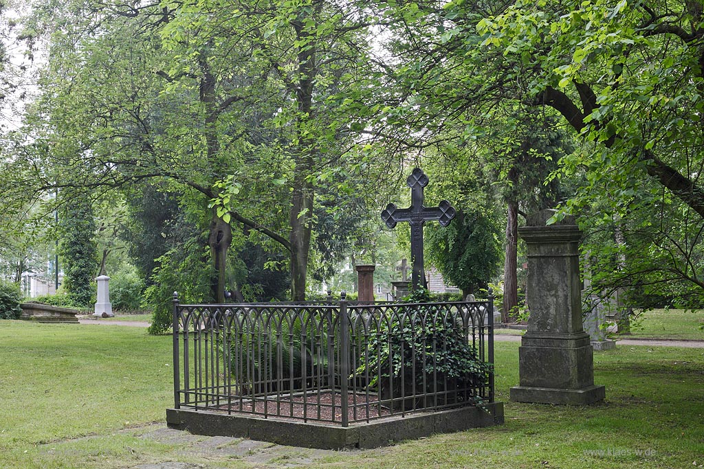 Duesseldorf Golzheim Golzheimer Friedhof, eine der bedeutendsten Gruenanlagen der Stadt Duesseldorf, Grabmal des Landgerichtsrats, Dichters und Theaerintendanten Karl Immermann  ; Duesseldorf-Golzheim, Golzheim cemetery, one of the most important parks, green spaces of Duesseldorf; Grave of Karl Immermann