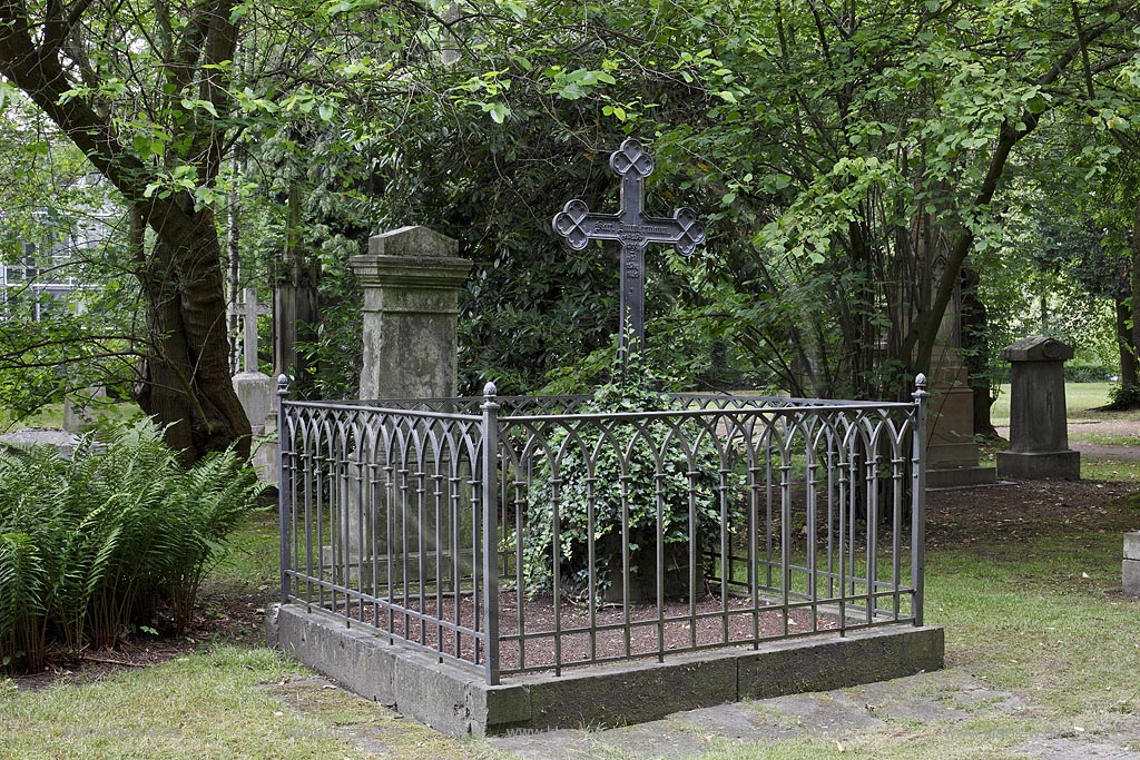 Duesseldorf Golzheim Golzheimer Friedhof, eine der bedeutendsten Gruenanlagen der Stadt Duesseldorf, Grabmal des Landgerichtsrats, Dichters und Theaerintendanten Karl Immermann  ; Duesseldorf-Golzheim, Golzheim cemetery, one of the most important parks, green spaces of Duesseldorf; Grave of Karl Immermann