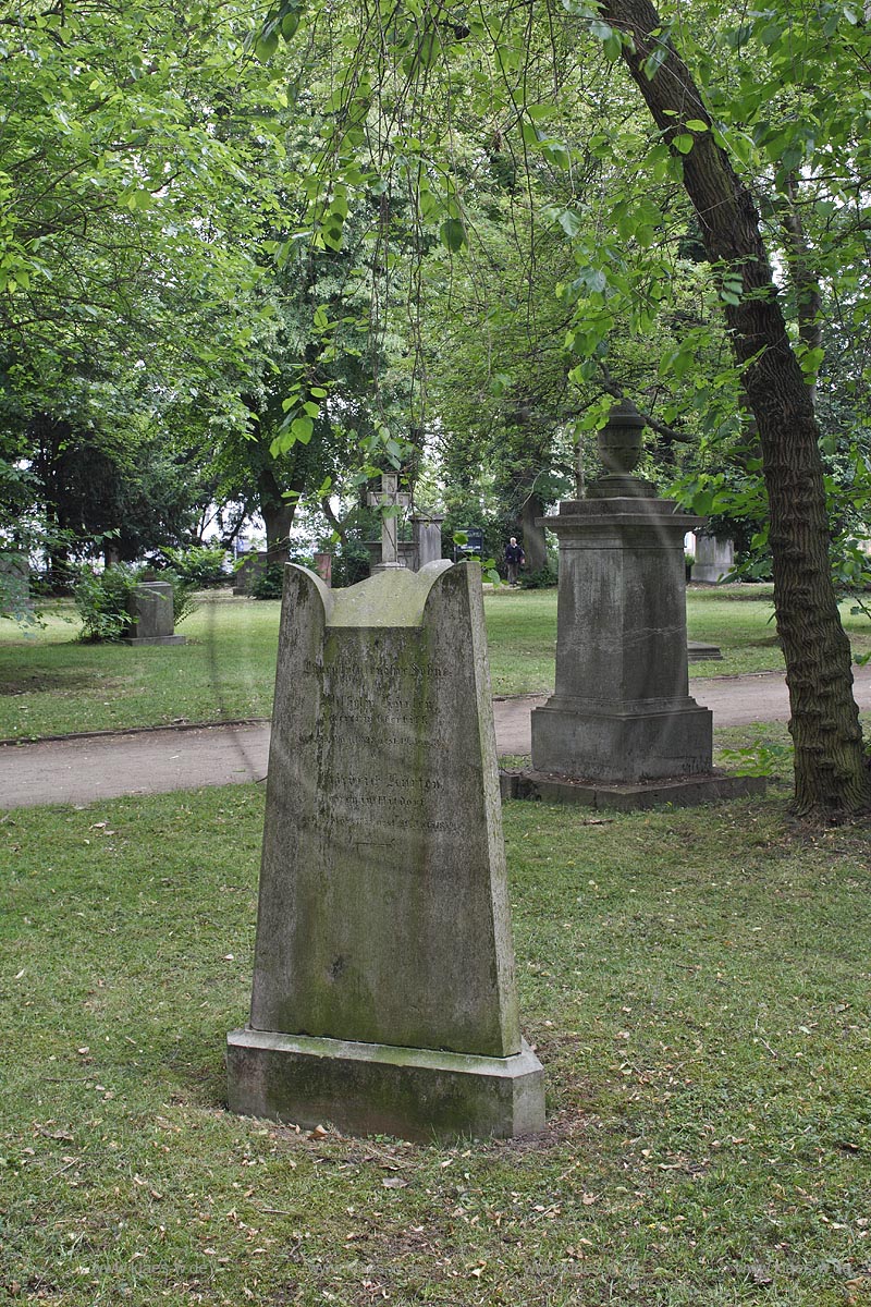 Duesseldorf Golzheim Golzheimer Friedhof, eine der bedeutendsten Gruenanlagen der Stadt Duesseldorf Grabmal der Familie Kuerten; Duesseldorf-Golzheim, Golzheim cemetery, one of the most important parks, green space of Duesseldorf, Grave of familiy Kuerten