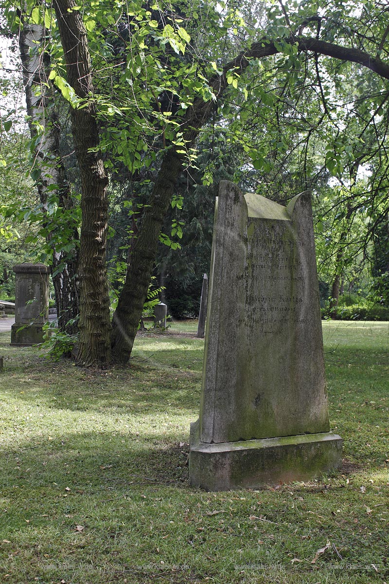 Duesseldorf Golzheim Golzheimer Friedhof, eine der bedeutendsten Gruenanlagen der Stadt Duesseldorf Grabmal der Familie Kuerten; Duesseldorf-Golzheim, Golzheim cemetery, one of the most important parks, green space of Duesseldorf, Grave of familiy Kuerten