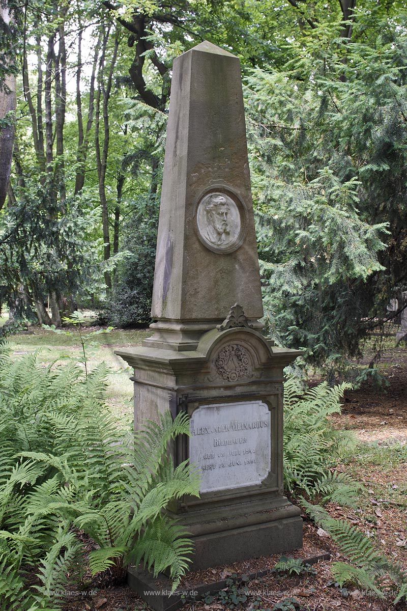 Duesseldorf Golzheim Golzheimer Friedhof, eine der bedeutendsten Gruenanlagen der Stadt Duesseldorf Grabmal des Bildhauers Alexander Meinardus mit dessen Portrait; Duesseldorf-Golzheim, Golzheim cemetery, one of the most important parks, green space of Duesseldorf, Grave with portrait of sculptor Alexander Meinardus