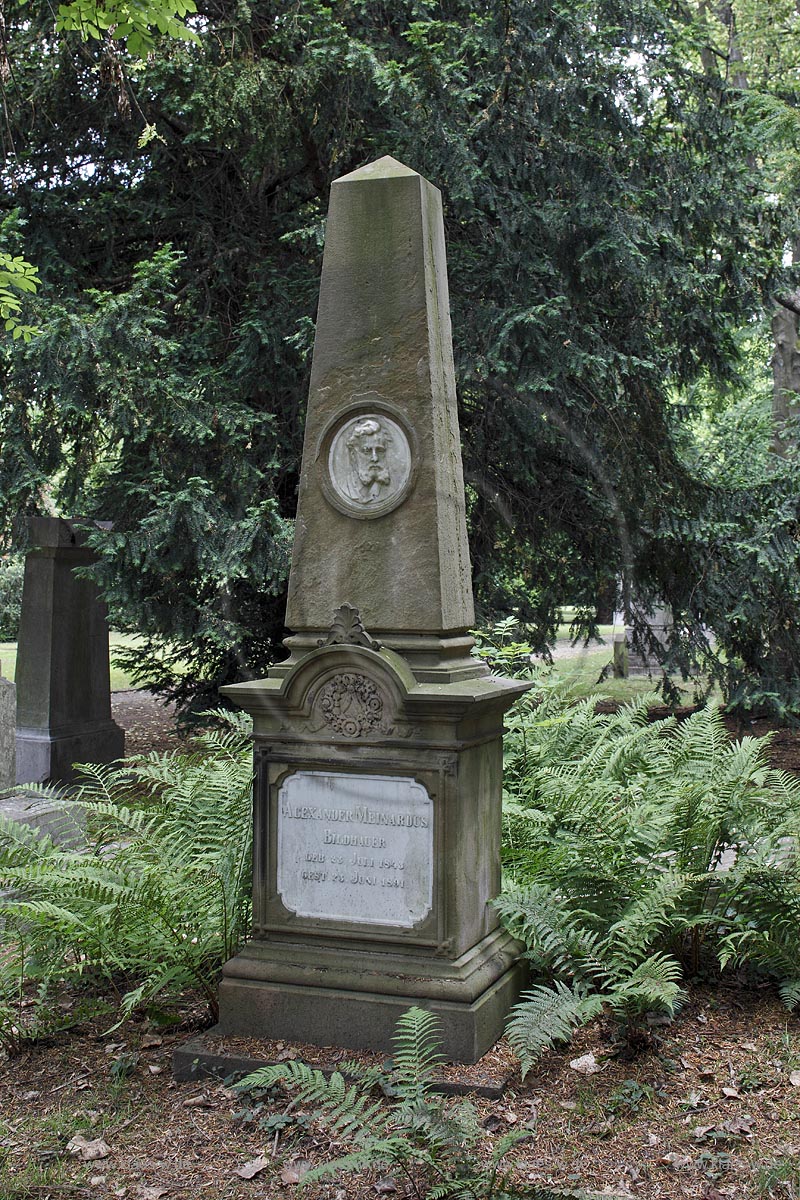 Duesseldorf Golzheim Golzheimer Friedhof, eine der bedeutendsten Gruenanlagen der Stadt Duesseldorf Grabmal des Bildhauers Alexander Meinardus mit dessen Portrait; Duesseldorf-Golzheim, Golzheim cemetery, one of the most important parks, green space of Duesseldorf, Grave with portrait of sculptor Alexander Meinardus