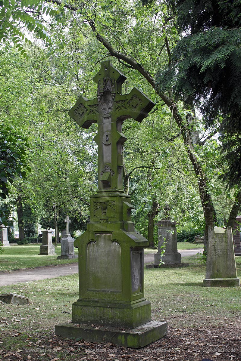 Duesseldorf Golzheim Golzheimer Friedhof, eine der bedeutendsten Gruenanlagen der Stadt Duesseldorf Steinkreuz, Grabmal der Pfarrerbrueder Wilhelm Eduard Nuess und Franz Joseph Hubert Neuss; Duesseldorf-Golzheim, Golzheim cemetery, one of the most important parks, green space of Duesseldorf, Grave, stone crucifix for parish brothes Wilhelm Eduard Nuess and Franz Joseph Hubert Neuss