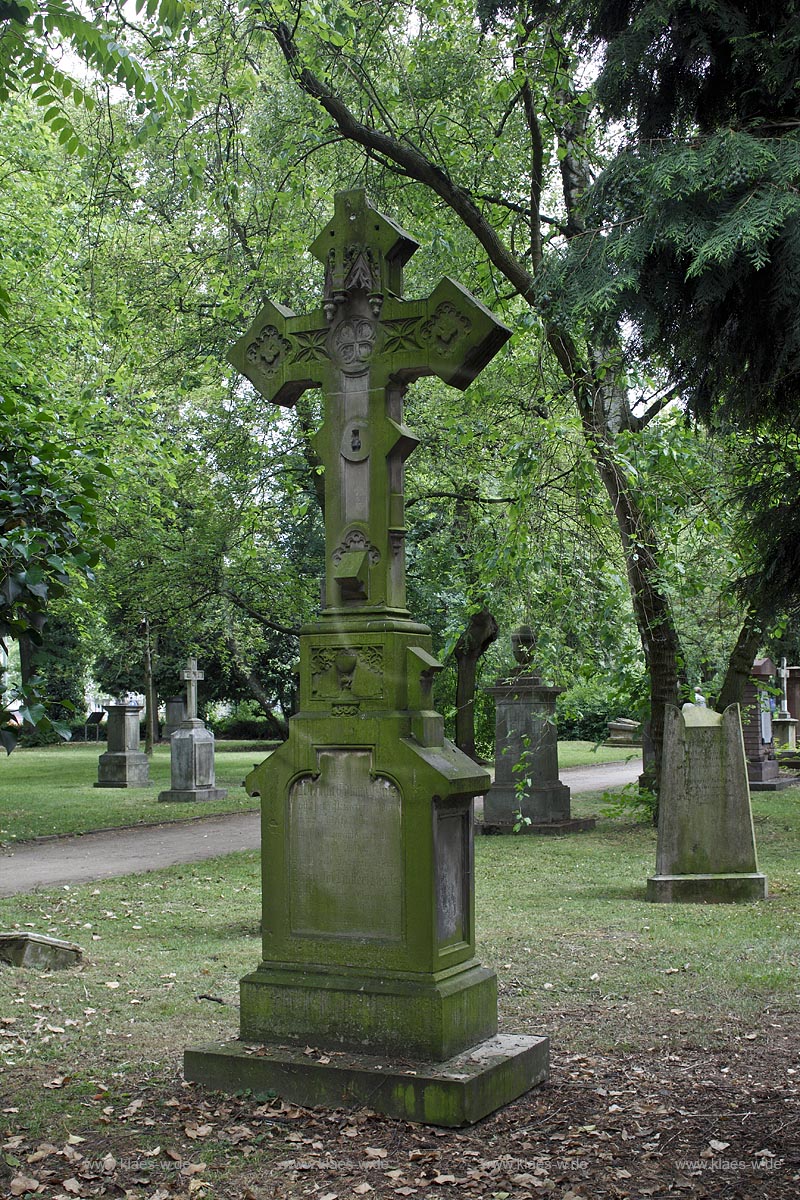 Duesseldorf Golzheim Golzheimer Friedhof, eine der bedeutendsten Gruenanlagen der Stadt Duesseldorf Steinkreuz, Grabmal der Pfarrerbrueder Wilhelm Eduard Nuess und Franz Joseph Hubert Neuss; Duesseldorf-Golzheim, Golzheim cemetery, one of the most important parks, green space of Duesseldorf, Grave, stone crucifix for parish brothes Wilhelm Eduard Nuess and Franz Joseph Hubert Neuss