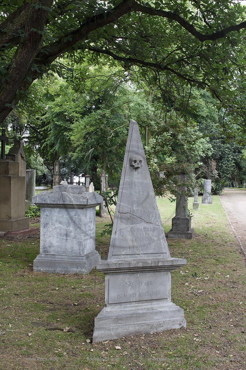 Duesseldorf Golzheim Golzheimer Friedhof, eine der bedeutendsten Gruenanlagen der Stadt Duesseldorf Grabmal der Rosa von Parry, Freifrau von Graingerin, pyramidenfoermig mit Totenschaedel, Totenkopf; Duesseldorf-Golzheim, Golzheim cemetery, one of the most important parks, green space of Duesseldorf grave of Rosa von Parry