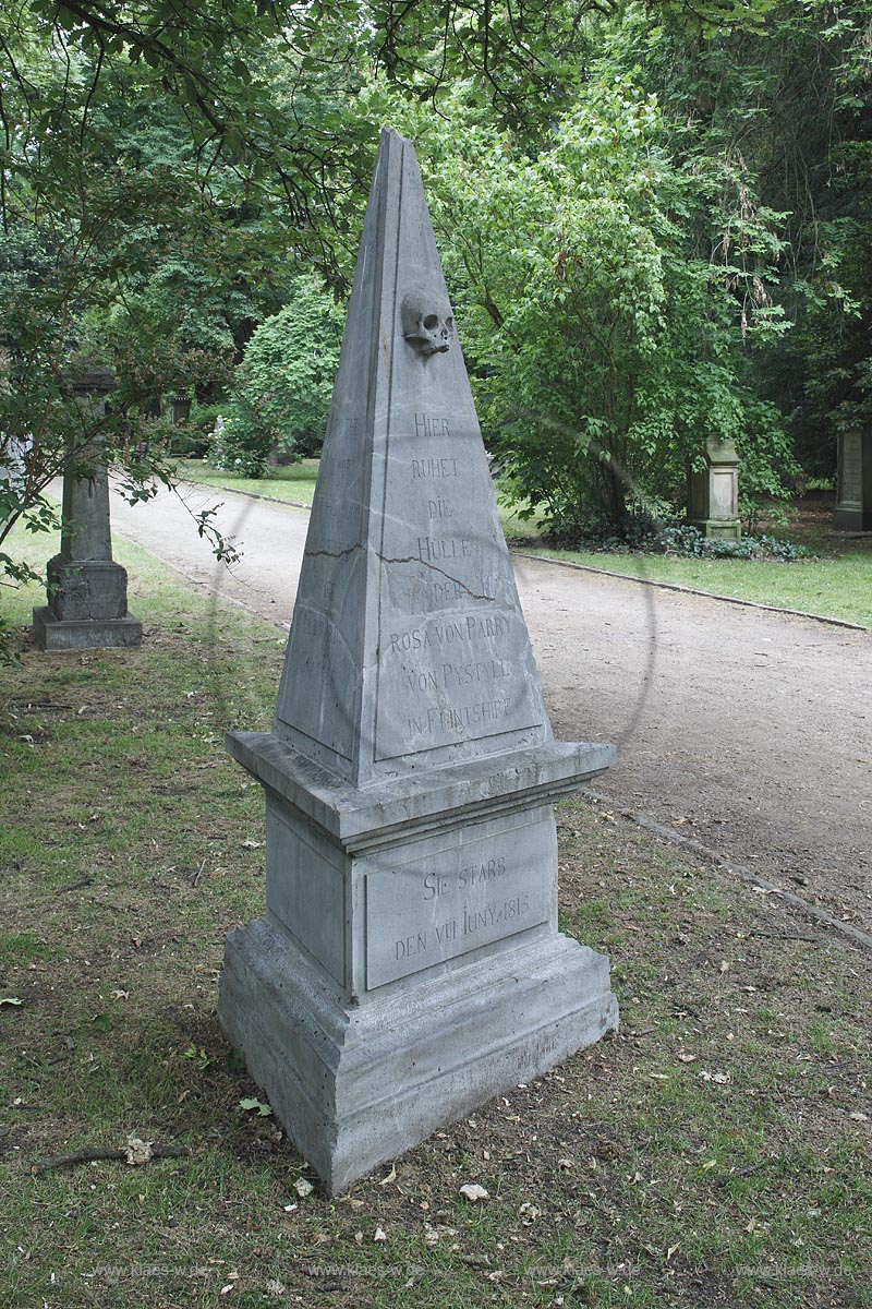 Duesseldorf Golzheim Golzheimer Friedhof, eine der bedeutendsten Gruenanlagen der Stadt Duesseldorf Grabmal der Rosa von Parry, Freifrau von Graingerin, pyramidenfoermig mit Totenschaedel, Totenkopf; Duesseldorf-Golzheim, Golzheim cemetery, one of the most important parks, green space of Duesseldorf grave of Rosa von Parry