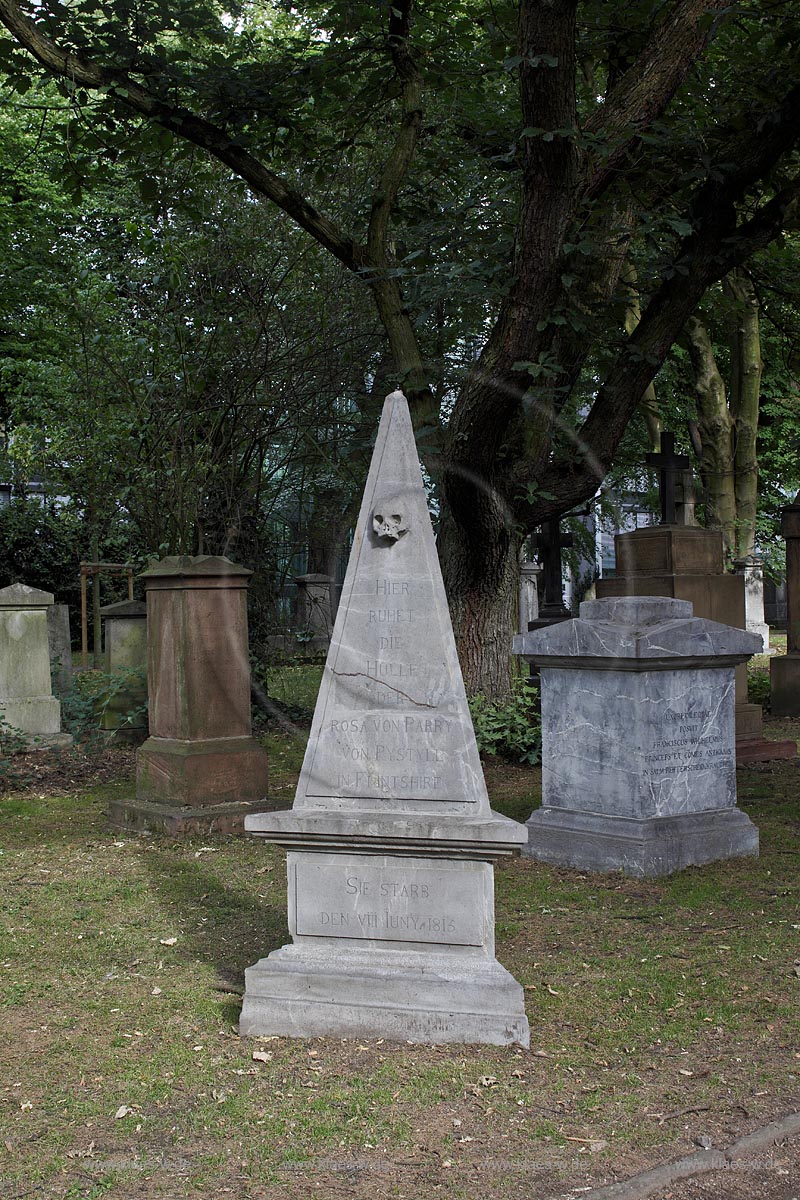 Duesseldorf Golzheim Golzheimer Friedhof, eine der bedeutendsten Gruenanlagen der Stadt Duesseldorf Grabmal der Rosa von Parry, Freifrau von Graingerin, pyramidenfoermig mit Totenschaedel, Totenkopf; Duesseldorf-Golzheim, Golzheim cemetery, one of the most important parks, green space of Duesseldorf grave of Rosa von Parry