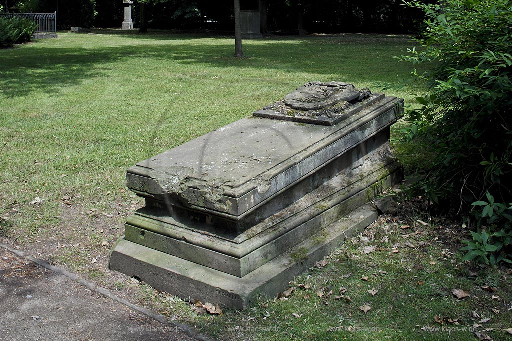 Duesseldorf Golzheim Golzheimer Friedhof, eine der bedeutendsten Gruenanlagen der Stadt Duesseldorf Grabmal des Oberst Heinrich von Randow, Kommandeur des 5. Ulanenregiments; Duesseldorf-Golzheim, Golzheim cemetery, one of the most important parks, green space of Duesseldorf