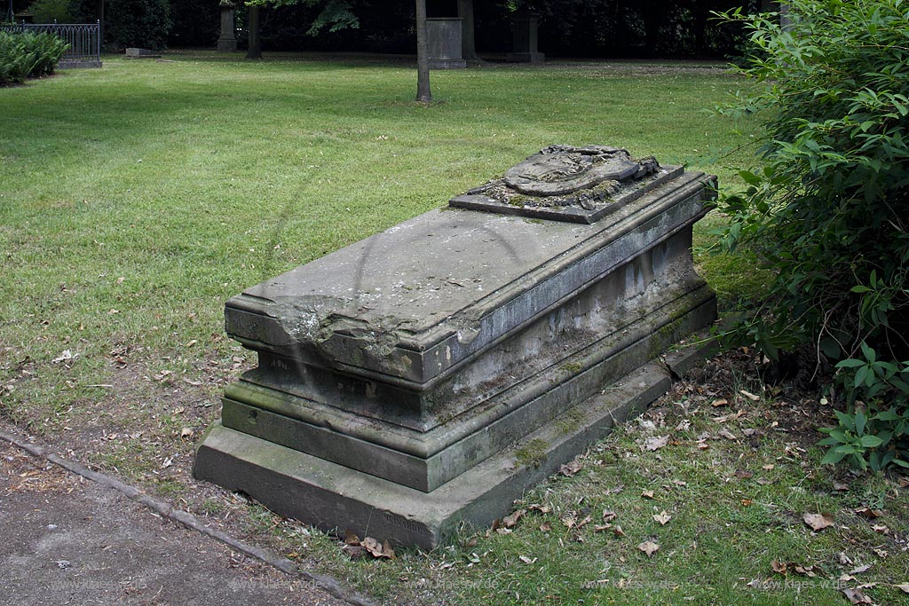 Duesseldorf Golzheim Golzheimer Friedhof, eine der bedeutendsten Gruenanlagen der Stadt Duesseldorf Grabmal des Oberst Heinrich von Randow, Kommandeur des 5. Ulanenregiments; Duesseldorf-Golzheim, Golzheim cemetery, one of the most important parks, green space of Duesseldorf