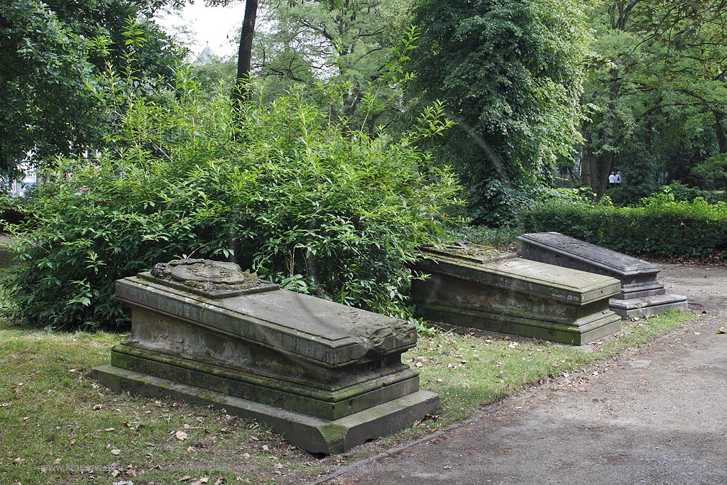 Duesseldorf Golzheim Golzheimer Friedhof, eine der bedeutendsten Gruenanlagen der Stadt Duesseldorf Grabmal des Oberst Heinrich von Randow, Kommandeur des 5. Ulanenregiments; Duesseldorf-Golzheim, Golzheim cemetery, one of the most important parks, green space of Duesseldorf