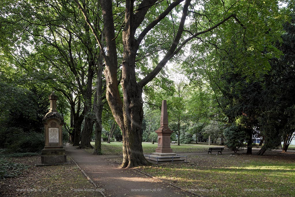 Duesseldorf Golzheim Golzheimer Friedhof, eine der bedeutendsten Gruenanlagen der Stadt Duesseldorf Grabmal Johannes Ruebsamen links und Landschaftsmaler August Weber rechts ; Duesseldorf-Golzheim, Golzheim cemetery, one of the most important parks, green space of Duesseldorf, grave of Johannes Ruebsamen, left and landscape painter August Weber, right side