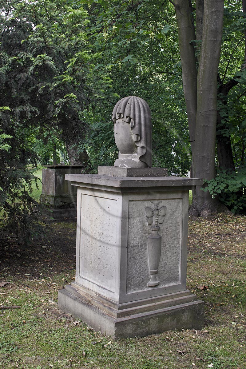 Duesseldorf Golzheim Golzheimer Friedhof, eine der bedeutendsten Gruenanlagen der Stadt Duesseldorf Grabmal der Marie Louise Caroline Leonie, Tochter des Marschalls Soult ; Duesseldorf-Golzheim, Golzheim cemetery, one of the most important parks, green space of Duesseldorf, grave of Marie Louise Caroline Leonie, daughter of marshal Soult 