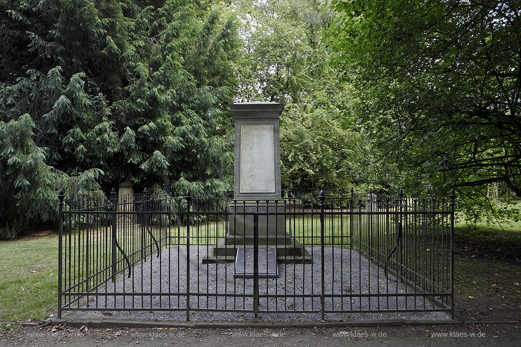 Duesseldorf Golzheim Golzheimer Friedhof, eine der bedeutendsten Gruenanlagen der Stadt Duesseldorf Grabmal Erbbegraebnis der wohlhabenden Familie Stein; gekennzeichnet durch die brusthohen Eisengitter; Duesseldorf-Golzheim, Golzheim cemetery, one of the most important parks, green space of Duesseldorf grave of familiy Stein