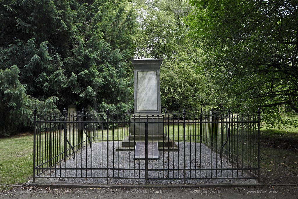 Duesseldorf Golzheim Golzheimer Friedhof, eine der bedeutendsten Gruenanlagen der Stadt Duesseldorf Grabmal Erbbegraebnis der wohlhabenden Familie Stein; gekennzeichnet durch die brusthohen Eisengitter; Duesseldorf-Golzheim, Golzheim cemetery, one of the most important parks, green space of Duesseldorf grave of familiy Stein