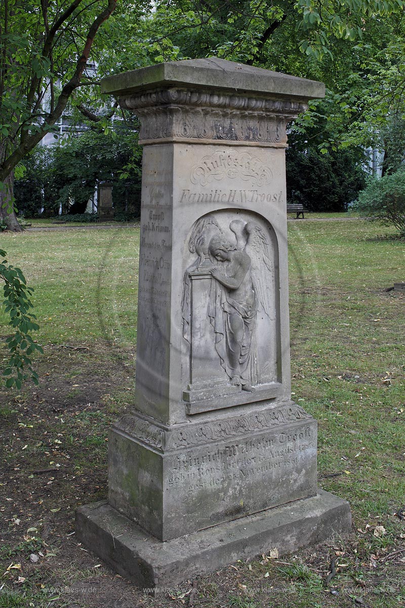 Duesseldorf Golzheim Golzheimer Friedhof, eine der bedeutendsten Gruenanlagen der Stadt Duesseldorf Grabmal der Familie H.W. Troost, trauernder Engel Relief; Duesseldorf-Golzheim, Golzheim cemetery, one of the most important parks, green space of Duesseldorf, grave of family H.W. Troost