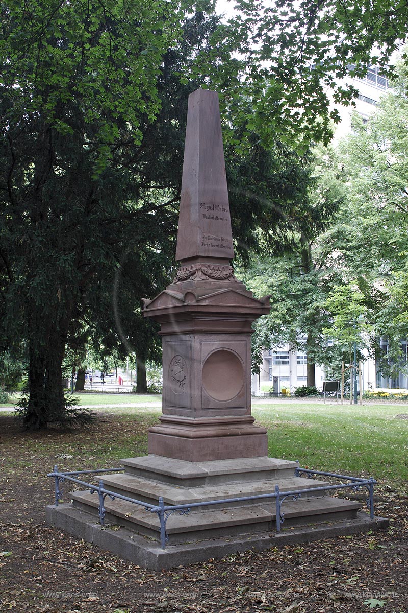 Duesseldorf Golzheim Golzheimer Friedhof, eine der bedeutendsten Gruenanlagen der Stadt Duesseldorf Grabmal Landschaftsmaler August Webe; Duesseldorf-Golzheim, Golzheim cemetery, one of the most important parks, green space of Duesseldorf, grave of d landscape painter August Webe