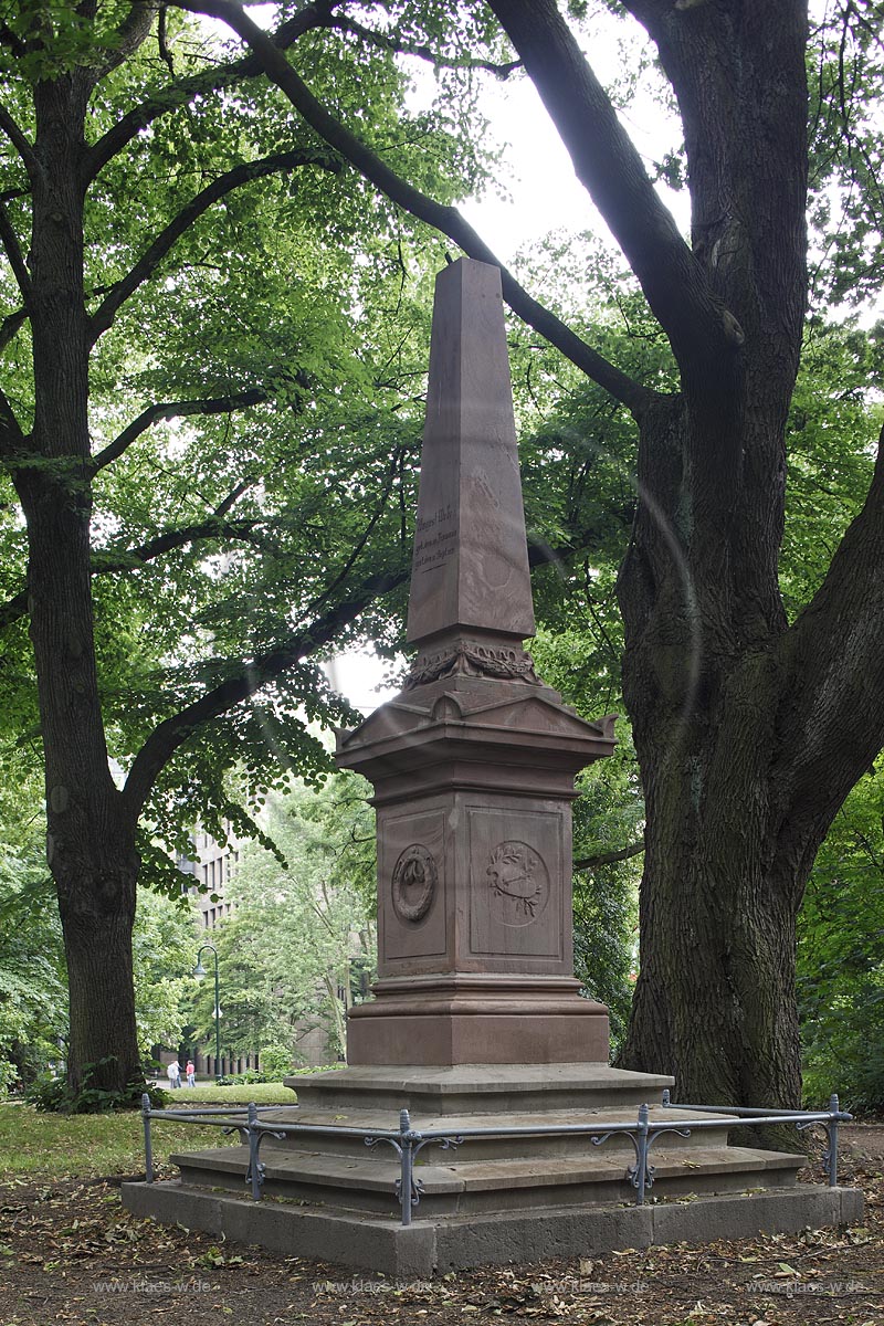 Duesseldorf Golzheim Golzheimer Friedhof, eine der bedeutendsten Gruenanlagen der Stadt Duesseldorf Grabmal Landschaftsmaler August Webe; Duesseldorf-Golzheim, Golzheim cemetery, one of the most important parks, green space of Duesseldorf, grave of d landscape painter August Webe