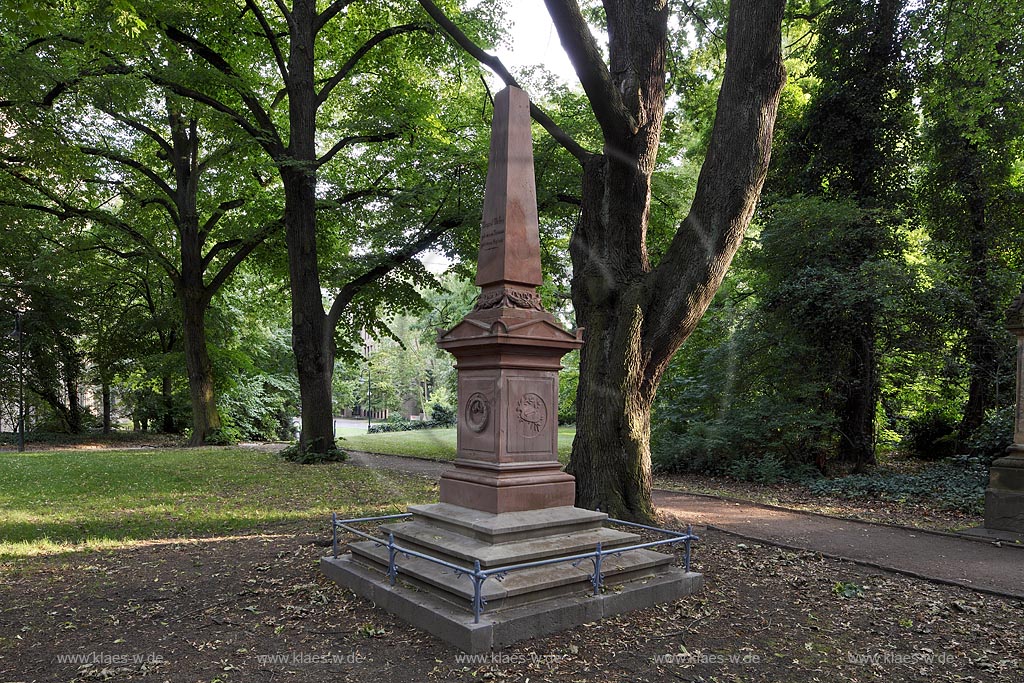 Duesseldorf Golzheim Golzheimer Friedhof, eine der bedeutendsten Gruenanlagen der Stadt Duesseldorf Grabmal Landschaftsmaler August Webe; Duesseldorf-Golzheim, Golzheim cemetery, one of the most important parks, green space of Duesseldorf, grave of d landscape painter August Webe