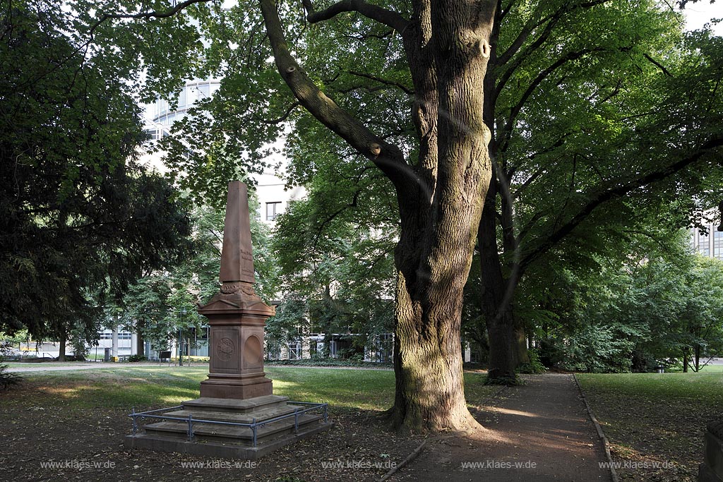 Duesseldorf Golzheim Golzheimer Friedhof, eine der bedeutendsten Gruenanlagen der Stadt Duesseldorf Grabmal Landschaftsmaler August Webe; Duesseldorf-Golzheim, Golzheim cemetery, one of the most important parks, green space of Duesseldorf, grave of d landscape painter August Webe