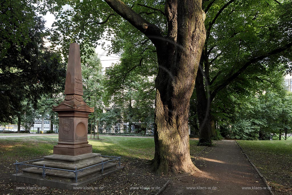 Duesseldorf Golzheim Golzheimer Friedhof, eine der bedeutendsten Gruenanlagen der Stadt Duesseldorf Grabmal Landschaftsmaler August Webe; Duesseldorf-Golzheim, Golzheim cemetery, one of the most important parks, green space of Duesseldorf, grave of d landscape painter August Webe