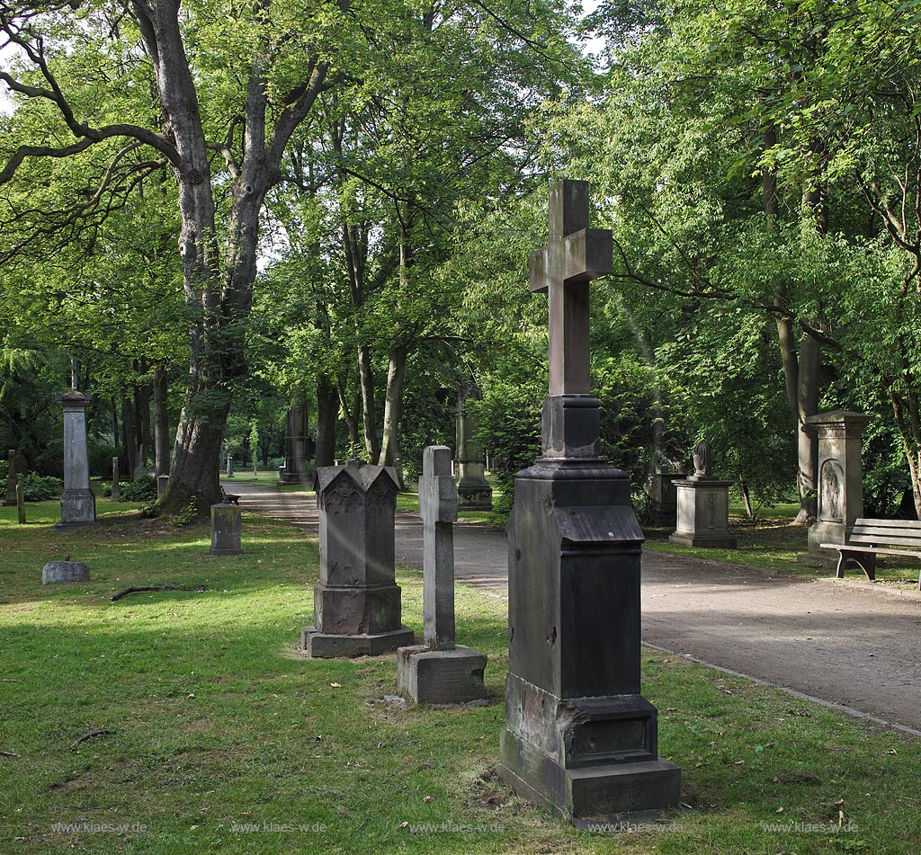 Duesseldorf Golzheim Golzheimer Friedhof, eine der bedeutendsten Gruenanlagen der Stadt Duesseldorf, verschiedene historische Grabmale in Parklandschaft, Suedteil des Friedhofes; Duesseldorf-Golzheim, Golzheim cemetery, one of the most important parks, green space of Duesseldorf, several historical graves in park landscape, south part of cemetery