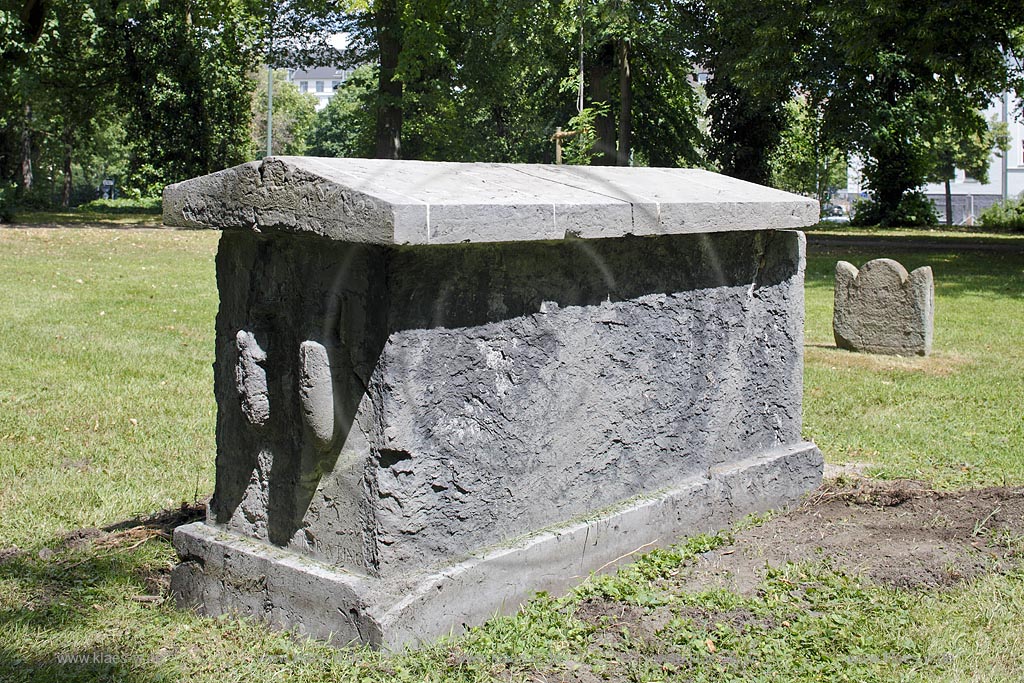 Duesseldorf Golzheim Golzheimer Friedhof, eine der bedeutendsten Gruenanlagen der Stadt Duesseldorf Grabmal, Steinsarkophag der Agnes Gertrud Mayer ; Duesseldorf-Golzheim, Golzheim cemetery, one of the most important parks, green space of Duesseldorf, stone sacophagus of Agnes Gertrud Mayer 