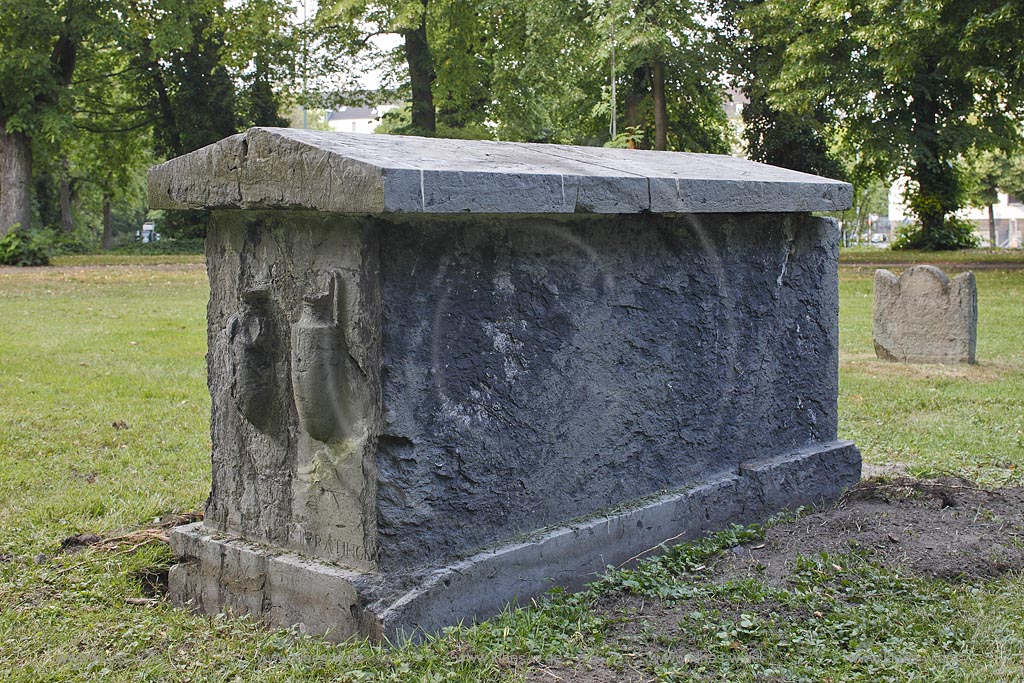 Duesseldorf Golzheim Golzheimer Friedhof, eine der bedeutendsten Gruenanlagen der Stadt Duesseldorf Grabmal, Steinsarkophag der Agnes Gertrud Mayer ; Duesseldorf-Golzheim, Golzheim cemetery, one of the most important parks, green space of Duesseldorf, stone sacophagus of Agnes Gertrud Mayer 