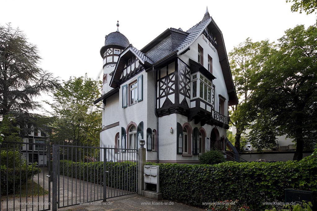 Duesseldorf Golzheim. Das Haus Villa Vionville an der Kaiserswerther Strae 200 in Duesseldorf-Golzheim wurde von 1893 bis 1894 von den Architekten Klein & Doerschel fr den Maler Theodor Rocholl erbaut. Das giebelstaendige, zweigeschossige Haus war urspruenglich als das Haus Rocholl nach dem Bauherrn bezeichnet worden. Es wurde im Stil einer deutschen Neorenaissance errichtet und spiegelt durch einen runden Eckturm mit glockenfrmiger Haube, durch Erker, Natursteinsockel, Fachwerk, Fensterlaeden und Krueppelwalm die Bauweisen, Formen und Materialien einer laendlichen und das Landleben romantisierenden Architektur wieder. Damit bezog sich das Haus auch auf die damals noch vorhandene drfliche Struktur Golzheims; Duesseldorf Golzheim Villa Vionville