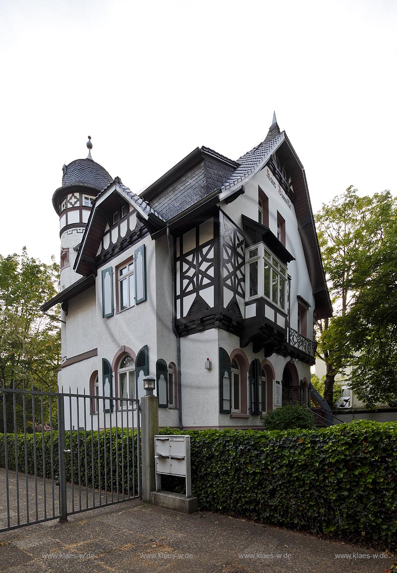 Duesseldorf Golzheim. Das Haus Villa Vionville an der Kaiserswerther Strae 200 in Duesseldorf-Golzheim wurde von 1893 bis 1894 von den Architekten Klein & Doerschel fr den Maler Theodor Rocholl erbaut. Das giebelstaendige, zweigeschossige Haus war urspruenglich als das Haus Rocholl nach dem Bauherrn bezeichnet worden. Es wurde im Stil einer deutschen Neorenaissance errichtet und spiegelt durch einen runden Eckturm mit glockenfrmiger Haube, durch Erker, Natursteinsockel, Fachwerk, Fensterlaeden und Krueppelwalm die Bauweisen, Formen und Materialien einer laendlichen und das Landleben romantisierenden Architektur wieder. Damit bezog sich das Haus auch auf die damals noch vorhandene drfliche Struktur Golzheims; Duesseldorf Golzheim Villa Vionville