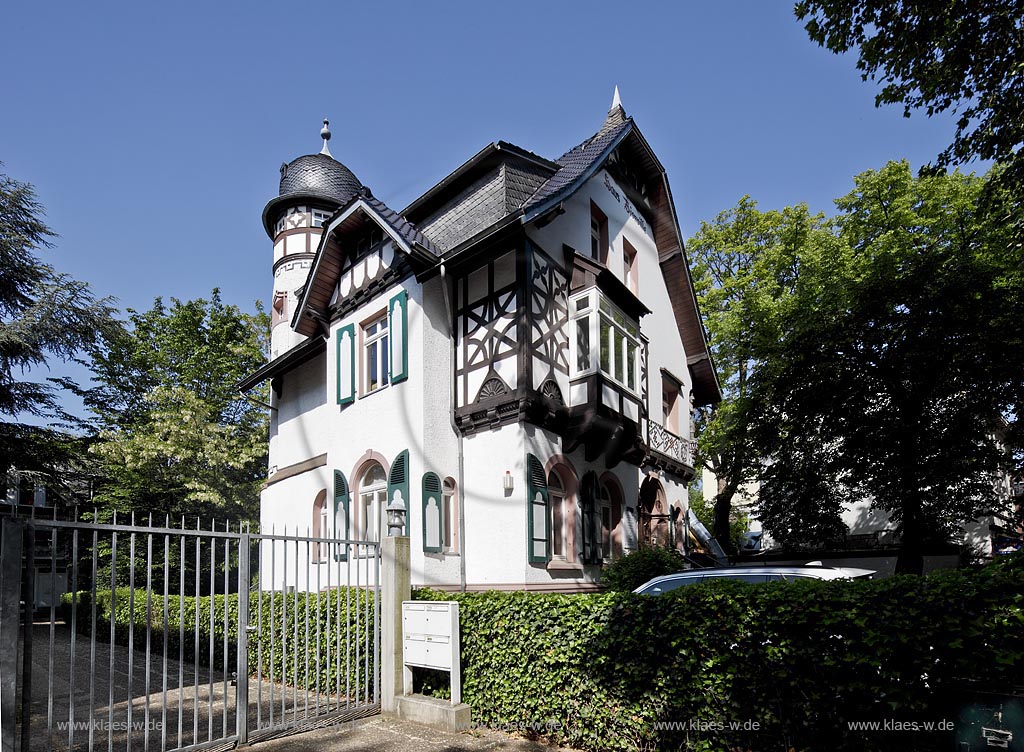 Duesseldorf Golzheim. Das Haus Villa Vionville an der Kaiserswerther Strae 200 in Duesseldorf-Golzheim wurde von 1893 bis 1894 von den Architekten Klein & Doerschel fr den Maler Theodor Rocholl erbaut. Das giebelstaendige, zweigeschossige Haus war urspruenglich als das Haus Rocholl nach dem Bauherrn bezeichnet worden. Es wurde im Stil einer deutschen Neorenaissance errichtet und spiegelt durch einen runden Eckturm mit glockenfrmiger Haube, durch Erker, Natursteinsockel, Fachwerk, Fensterlaeden und Krueppelwalm die Bauweisen, Formen und Materialien einer laendlichen und das Landleben romantisierenden Architektur wieder. Damit bezog sich das Haus auch auf die damals noch vorhandene drfliche Struktur Golzheims; Duesseldorf Golzheim Villa Vionville