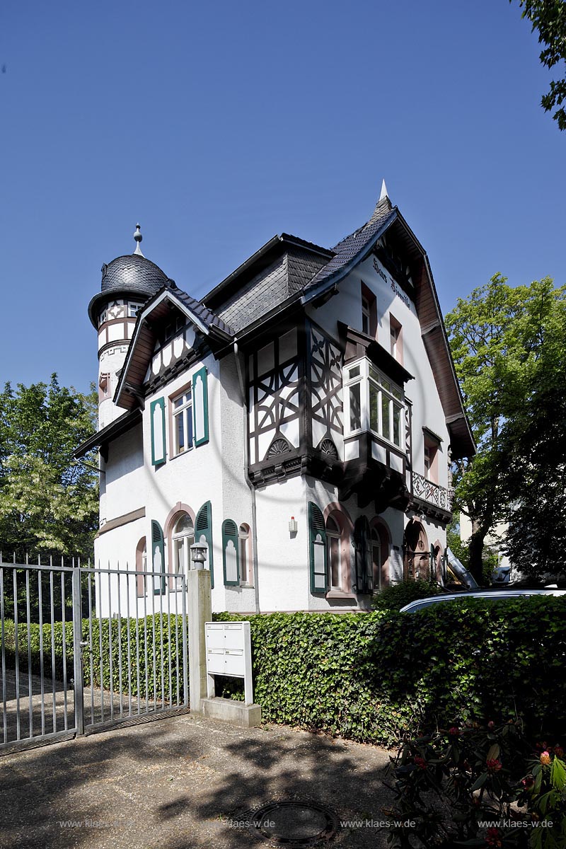 Duesseldorf Golzheim. Das Haus Villa Vionville an der Kaiserswerther Strae 200 in Duesseldorf-Golzheim wurde von 1893 bis 1894 von den Architekten Klein & Doerschel fr den Maler Theodor Rocholl erbaut. Das giebelstaendige, zweigeschossige Haus war urspruenglich als das Haus Rocholl nach dem Bauherrn bezeichnet worden. Es wurde im Stil einer deutschen Neorenaissance errichtet und spiegelt durch einen runden Eckturm mit glockenfrmiger Haube, durch Erker, Natursteinsockel, Fachwerk, Fensterlaeden und Krueppelwalm die Bauweisen, Formen und Materialien einer laendlichen und das Landleben romantisierenden Architektur wieder. Damit bezog sich das Haus auch auf die damals noch vorhandene drfliche Struktur Golzheims; Duesseldorf Golzheim Villa Vionville