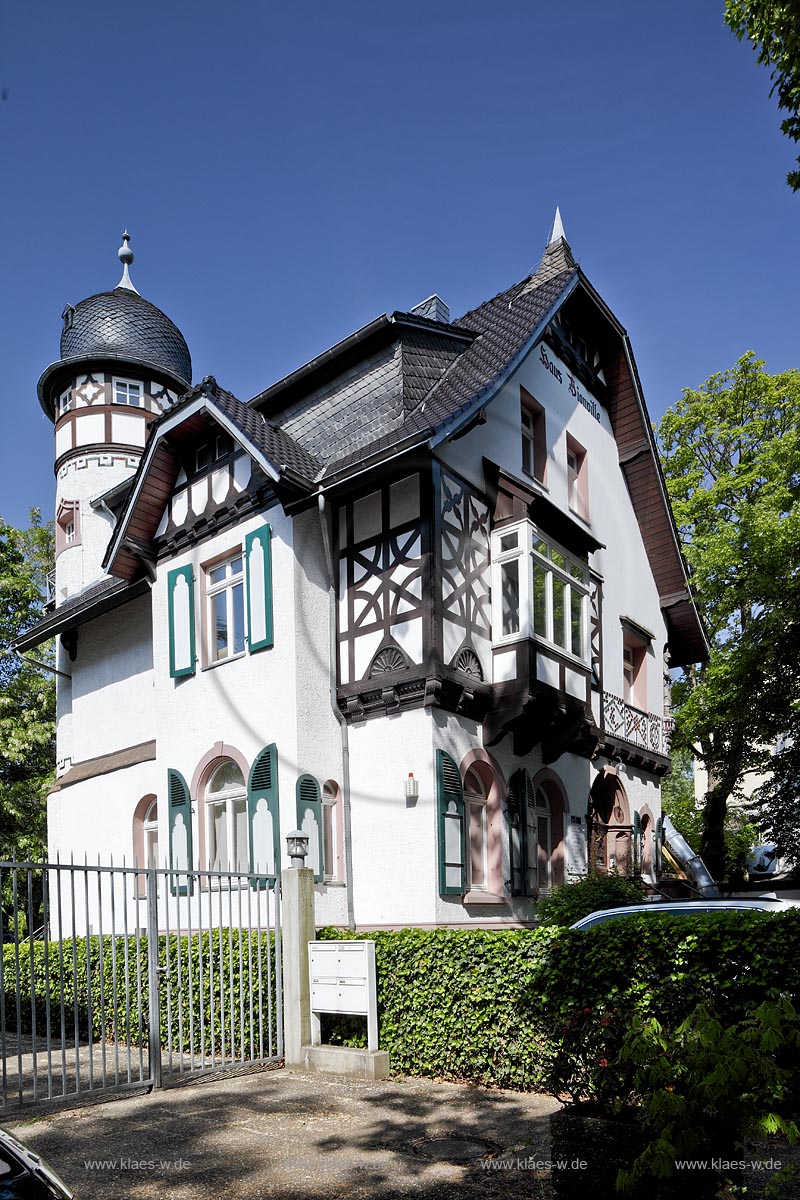 Duesseldorf Golzheim. Das Haus Villa Vionville an der Kaiserswerther Strae 200 in Duesseldorf-Golzheim wurde von 1893 bis 1894 von den Architekten Klein & Doerschel fr den Maler Theodor Rocholl erbaut. Das giebelstaendige, zweigeschossige Haus war urspruenglich als das Haus Rocholl nach dem Bauherrn bezeichnet worden. Es wurde im Stil einer deutschen Neorenaissance errichtet und spiegelt durch einen runden Eckturm mit glockenfrmiger Haube, durch Erker, Natursteinsockel, Fachwerk, Fensterlaeden und Krueppelwalm die Bauweisen, Formen und Materialien einer laendlichen und das Landleben romantisierenden Architektur wieder. Damit bezog sich das Haus auch auf die damals noch vorhandene drfliche Struktur Golzheims; Duesseldorf Golzheim Villa Vionville