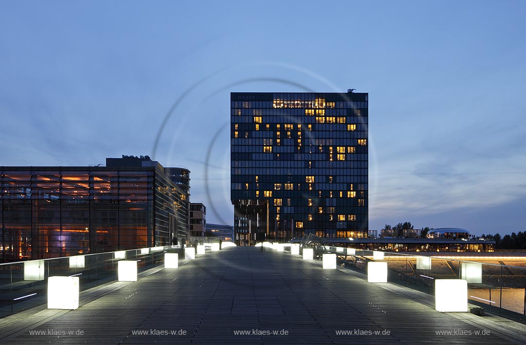 Duesseldorf Hafen, Medienhafen zur blauen Stunde, Blick ueber illuminierte Fussgaengerbrucke zum Hyatt Retgency Hotel; Duesseldorf Hafen, Medienhafen, illuminated footbridge with Hyatt Regency Hotel during blue hour