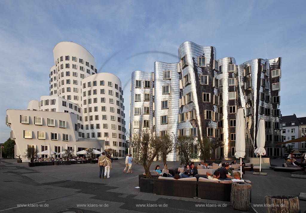 Duesseldorf Hafen, Neuer Zollhof und Rheinturm, Frank O. Gehry Bauten: Zollhof 3 weisse Fassade, Zollhof 2 Spiegelfassade Die Gebaeude zeigen weder Gesimse noch Sockel. Auffallend ist die Kruemmung der Fassade mit einer fliessend, gewellten Oberflaeche; Duesseldorf Hafen, buildings of Frank O. Gehry