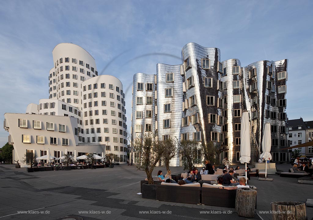 Duesseldorf Hafen, Neuer Zollhof und Rheinturm, Frank O. Gehry Bauten: Zollhof 3 weisse Fassade, Zollhof 2 Spiegelfassade Die Gebaeude zeigen weder Gesimse noch Sockel. Auffallend ist die Kruemmung der Fassade mit einer fliessend, gewellten Oberflaeche; Duesseldorf Hafen, buildings of Frank O. Gehry