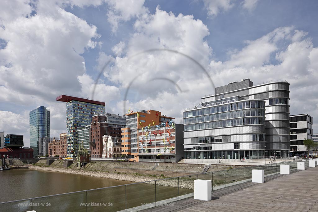 Duesseldorf Hafen; Medienhafen, Panorama mit Gebaeuden von links nach rechts: DOCK Duesseldorf Office Center, PEC Port Event Center mit darueber schwebendem Baukoerper Wolkenbuegel, Glashochhaus Sign, Alte Maelzerei, Colorium, Speditionstrasse 13, Neuwerk mit Flossis  von Rosalie, Glaesernes Buerohaus Speditionstrasse 17; Duesseldorf-Hafen, mediaport, panorama with buildings from left to right: DOCK Duesseldorf Office Center, PEC Port Event Center, glas high-rise Sign, Alte Maelzerei, Colorium, Speditionsgasse 13, Neuwerk with Flossis from Rosalie, office house of glass Speditionsstrasse 17