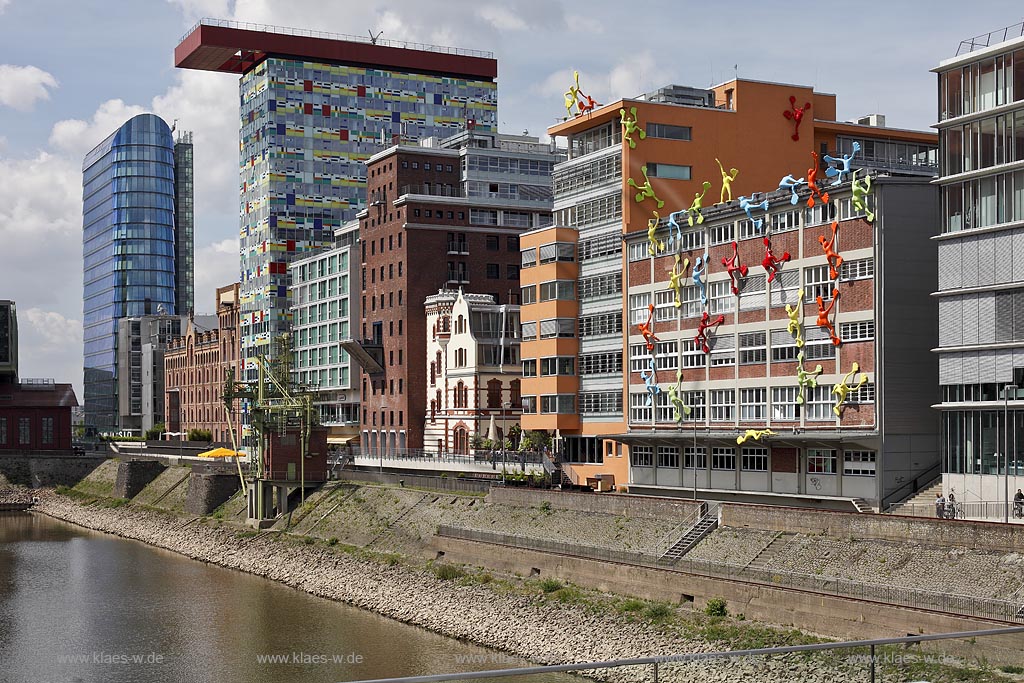 Duesseldorf Hafen; Medienhafen, Panorama mit Gebaeuden von links nach rechts: Glashochhaus Sign, Alte Maelzerei, Colorium, Speditionstrasse 13, Neuwerk mit Flossis  von Rosalie; Duesseldorf-Hafen, mediaport, panorama with buildings from left to right: DOCK Duesseldorf Office Center, PEC Port Event Center, glas high-rise Sign, Alte Maelzerei, Colorium, Speditionsgasse 13, Neuwerk with Flossis from Rosalie, office house of glass Speditionsstrasse 17