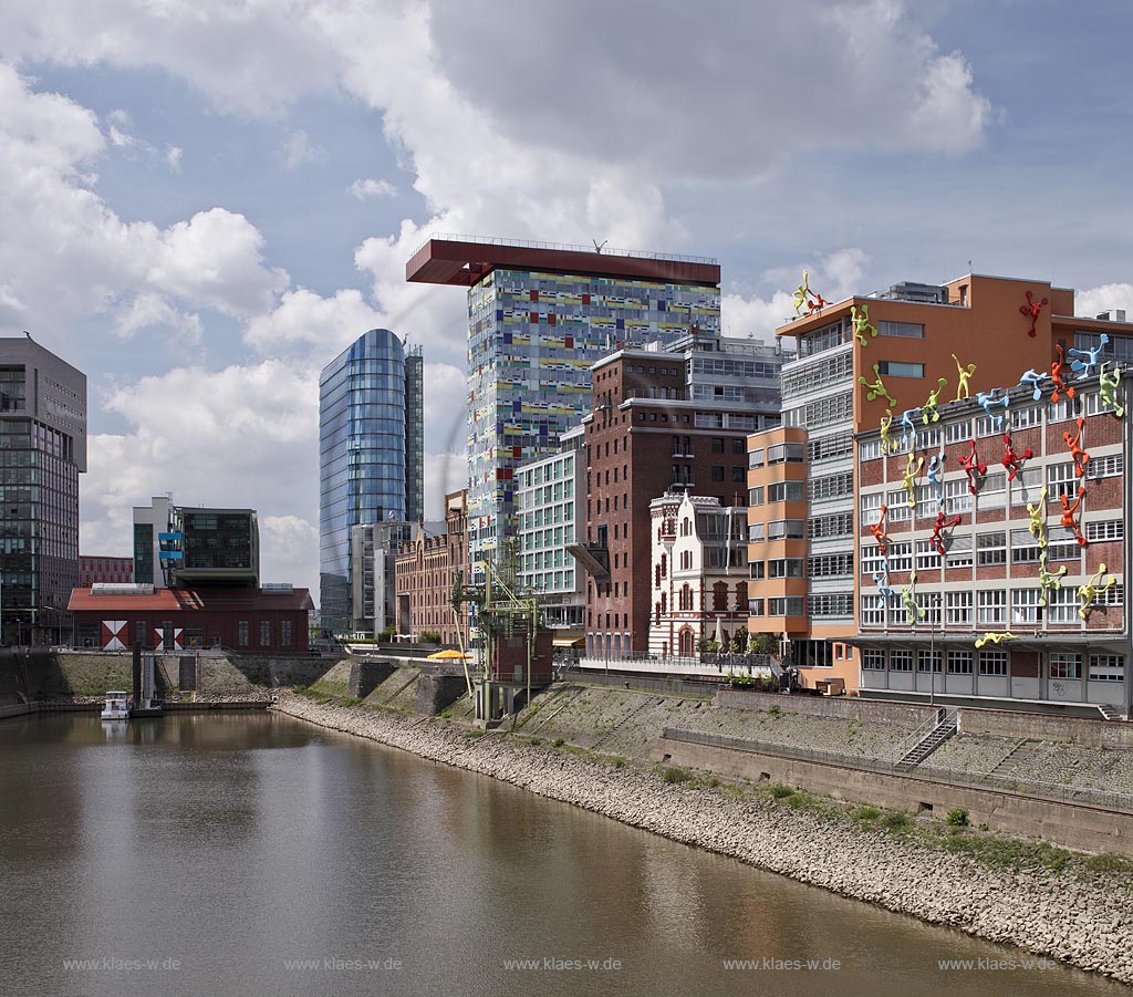 Duesseldorf Hafen; Medienhafen, Panorama mit Gebaeuden von links nach rechts: Glashochhaus Sign, Alte Maelzerei, Colorium, Speditionstrasse 13, Neuwerk mit Flossis  von Rosalie; Duesseldorf-Hafen, mediaport, panorama with buildings from left to right: DOCK Duesseldorf Office Center, PEC Port Event Center, glas high-rise Sign, Alte Maelzerei, Colorium, Speditionsgasse 13, Neuwerk with Flossis from Rosalie, office house of glass Speditionsstrasse 17