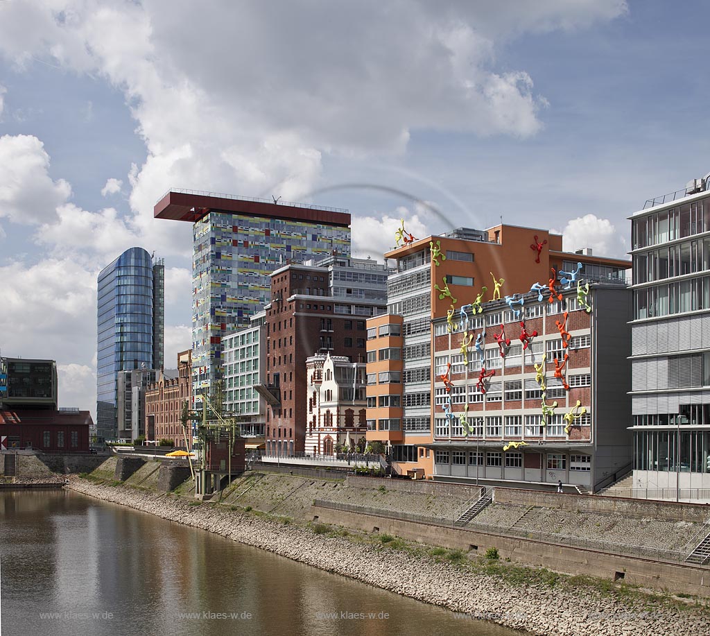 Duesseldorf Hafen; Medienhafen, Panorama mit Gebaeuden von links nach rechts: Glashochhaus Sign, Alte Maelzerei, Colorium, Speditionstrasse 13, Neuwerk mit Flossis  von Rosalie; Duesseldorf-Hafen, mediaport, panorama with buildings from left to right: DOCK Duesseldorf Office Center, PEC Port Event Center, glas high-rise Sign, Alte Maelzerei, Colorium, Speditionsgasse 13, Neuwerk with Flossis from Rosalie, office house of glass Speditionsstrasse 17