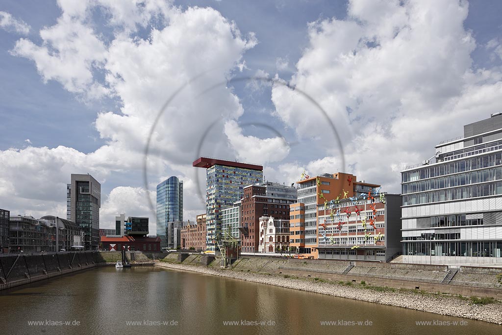 Duesseldorf Hafen; Medienhafen, Panorama mit Gebaeuden von links nach rechts: DOCK Duesseldorf Office Center, PEC Port Event Center mit darueber schwebendem Baukoerper Wolkenbuegel, Glashochhaus Sign, Alte Maelzerei, Colorium, Speditionstrasse 13, Neuwerk mit Flossis  von Rosalie, Glaesernes Buerohaus Speditionstrasse 17; Duesseldorf-Hafen, mediaport, panorama with buildings from left to right: DOCK Duesseldorf Office Center, PEC Port Event Center, glas high-rise Sign, Alte Maelzerei, Colorium, Speditionsgasse 13, Neuwerk with Flossis from Rosalie, office house of glass Speditionsstrasse 17