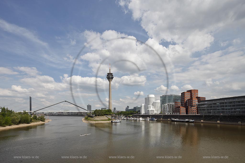 Duesseldorf Hafen, Medienhafen Panoramablick mit Rhein, neuer Fussgaegerbruecke. Rheinturm, Neuer Zollhof, Frank O. Gehry Bauten: Zollhof 3 weisse Fassade, Zollhof 2 Spiegelfassade, Zollhof 1, Backsteinfassade; Duesseldorf-Hafen, mediaport panoramaview with rhine, new pedestrian bridge, Rhinetower, duty yard 3 with white facade, duty yard 2 with mirror facade, duty yard 1 with clinker facade