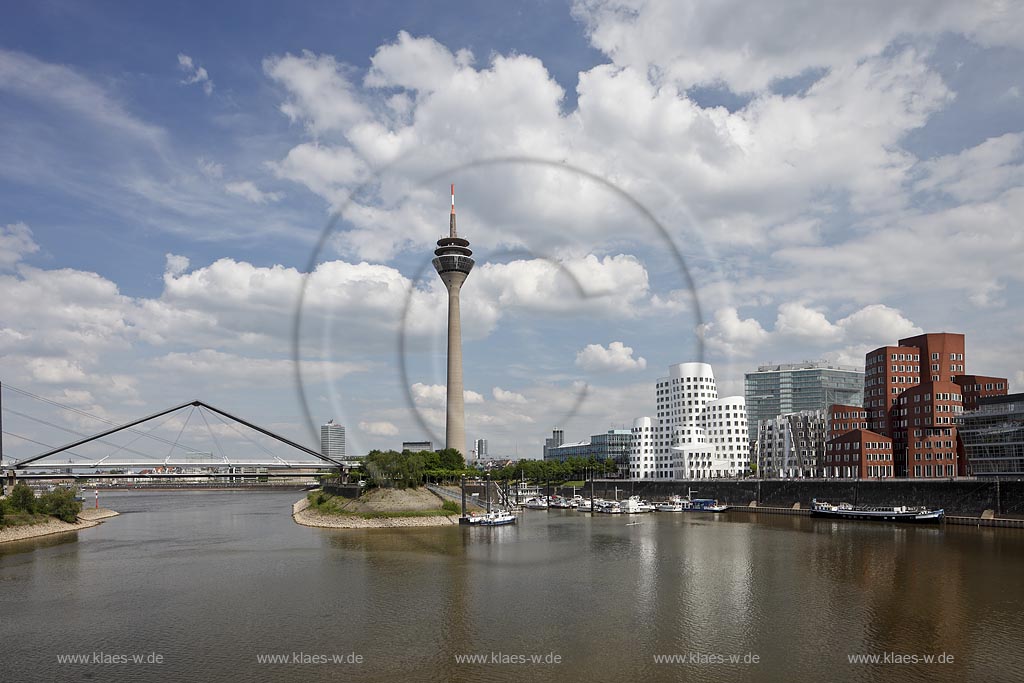 Duesseldorf Hafen, Medienhafen Panoramablick mit Rhein, neuer Fussgaegerbruecke. Rheinturm, Neuer Zollhof, Frank O. Gehry Bauten: Zollhof 3 weisse Fassade, Zollhof 2 Spiegelfassade, Zollhof 1, Backsteinfassade; Duesseldorf-Hafen, mediaport panoramaview with rhine, new pedestrian bridge, Rhinetower, duty yard 3 with white facade, duty yard 2 with mirror facade, duty yard 1 with clinker facade