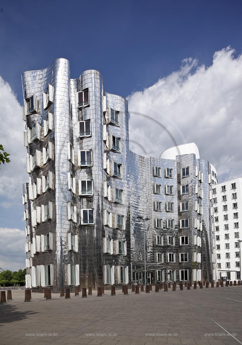 Duesseldorf Hafen, Neuer Zollhof. Von 1996 bis 1998 wurden stattdessen nach Entwuerfen von Frank O. Gehry und Beucker, Maschlanka und Partner drei dekonstruktivistische Bauten errichtet. Die Gebaeude zeigen weder Gesimse noch Sockel. Auffallend ist die Kruemmung der Fassade mit einer fliessend, gewellten Oberflaeche; Duesseldorf Hafen, buildings of Frank O. Gehry