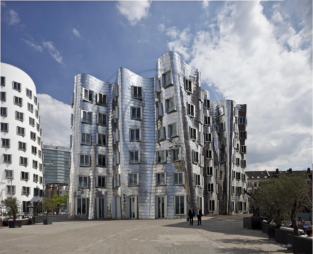 Duesseldorf Hafen, Neuer Zollhof Frank O. Gehry Bauten: Zollhof 3 weisse Fassade, Zollhof 2 Spiegelfassade. Die Gebaeude zeigen weder Gesimse noch Sockel. Auffallend ist die Kruemmung der Fassade mit einer fliessend, gewellten Oberflaeche; Duesseldorf Hafen, buildings of Frank O. Gehry