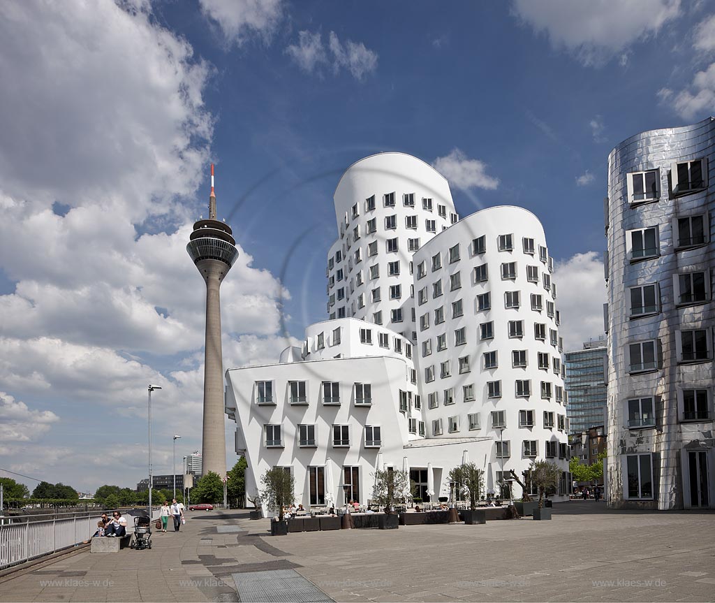 Duesseldorf Hafen, Neuer Zollhof und Rheinturm. Von 1996 bis 1998 wurden stattdessen nach Entwuerfen von Frank O. Gehry und Beucker, Maschlanka und Partner drei dekonstruktivistische Bauten errichtet. Die Gebaeude zeigen weder Gesimse noch Sockel. Auffallend ist die Kruemmung der Fassade mit einer fliessend, gewellten Oberflaeche; Duesseldorf Hafen, buildings of Frank O. Gehry