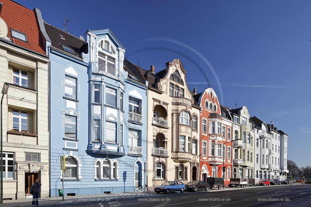 Duesseldorf Oberkassel, bunte Jugenstielfassaden an der Duesseldorfer Strasse, hellblau, beige, rot, gruene Fasssaden, Gruenderzeit.