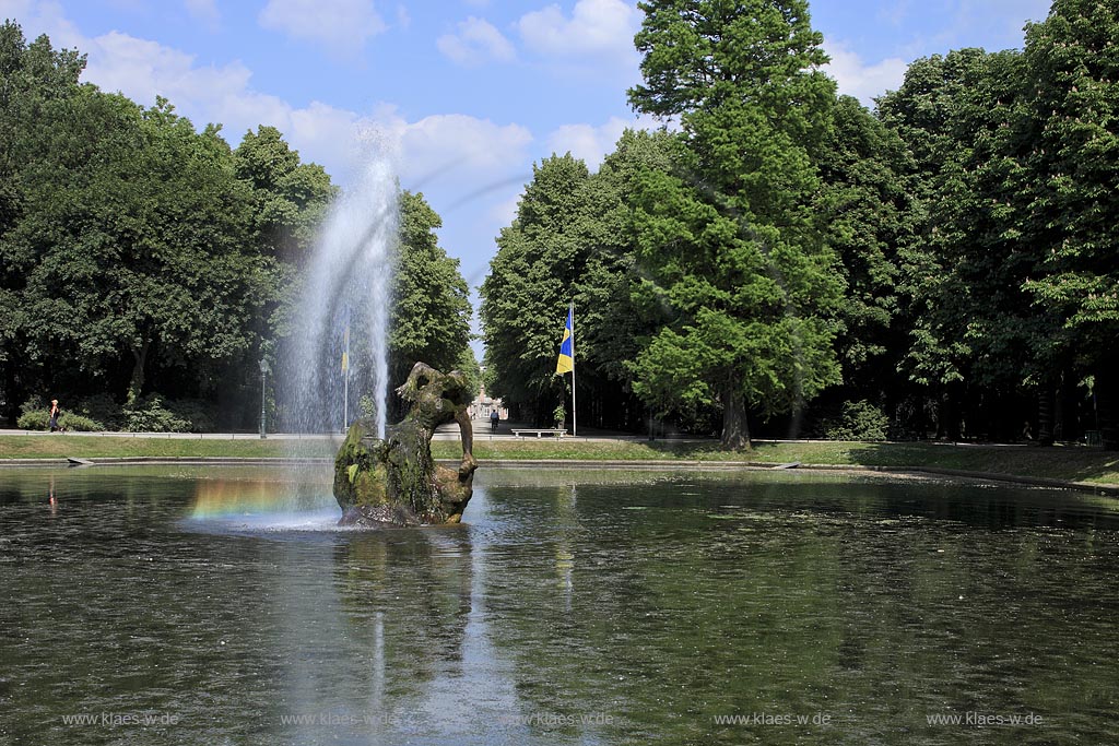 Duesseldorf Pempelfort, Hofgarten, Blick ueber den runden Weiher mit dem Brunnen de jroene Jong von Joseph Hammerschmidt, ueber Reitallee zum Schloss Jaegerhof; Duesseldorf Pempelfort, garden Hofgarten, round pond with fountain jroene Jong with castle Jaegerhof.