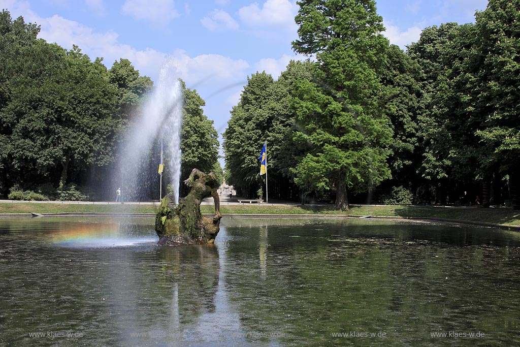 Duesseldorf Pempelfort, Hofgarten, Blick ueber den runden Weiher mit dem Brunnen de Jroene Jong von Joseph Hammerschmidt, ueber Reitallee zum Schloss Jaegerhof; Duesseldorf Pempelfort, garden Hofgarten, round pond with fountain Jroene Jong with castle Jaegerhof.